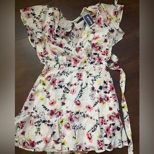 Trixxi brand. White floral sun dress. Size large. New. #w22